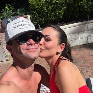 Kussfoto: Bestätigt Janel Parrish hier ihre neue Beziehung?