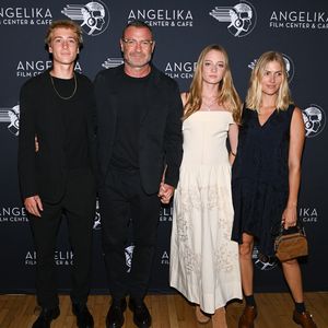 Liev Schreiber glänzt mit Teenagern und Ehefrau auf Premiere