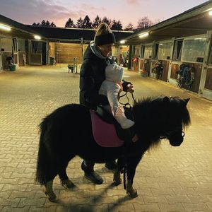 Süß! Scarlett Gartmanns Tochter macht erste Pony-Erfahrung