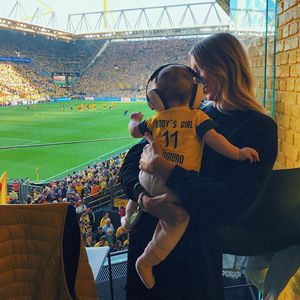 Süßes Mama-Tochter-Pic: Marco Reus' Mädels feuern ihn an!