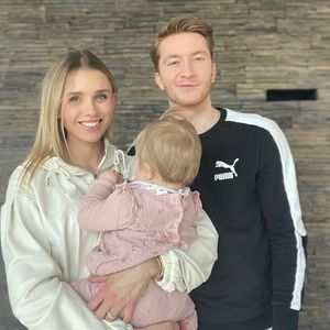 Superselten: Marco Reus und Scarlett posieren mit Tochter