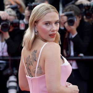 XXL-Rückentattoo: Scarlett Johansson strahlt auf Red Carpet