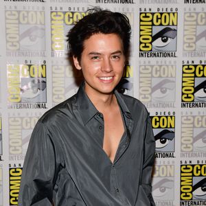 Nicht Lili Reinhart: Cole Sprouse turtelt mit einem Model