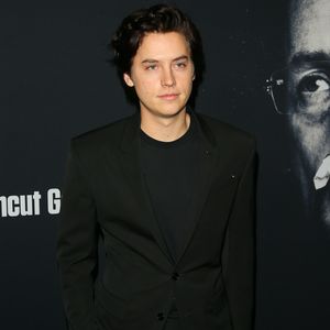 Cyber-Attacke: Cole Sprouse' Fans melden Bild von Freundin