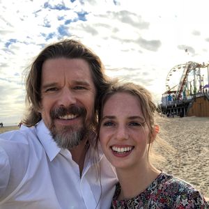 Maya Hawke bei "Stranger Things": Papa Ethan ist super-stolz