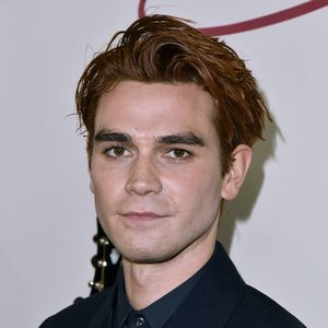 Schockmoment bei KJ Apa: Metallsplitter verletzt sein Auge