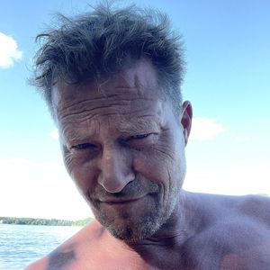 "Alter Falter": Fans feiern Til Schweigers Lachfalten-Selfie