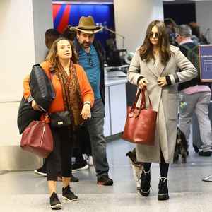Kurz vor Weihnachten: Nina Dobrev mit Eltern am Flughafen!