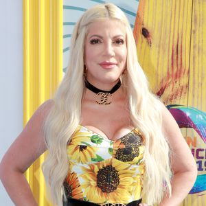 Tori Spelling: Ihr werden größere Brustimplantate eingesetzt