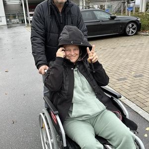 Fans entsetzt: Schlagersängerin Nicki sitzt im Rollstuhl