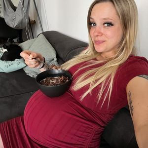 "Bauch-Tisch": Anne Wünsche feiert Schwangerschaftsendspurt