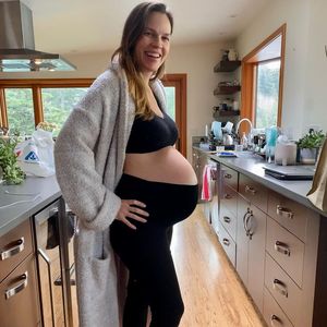 Hilary Swank präsentiert stolz ihre Zwillingsbabykugel!