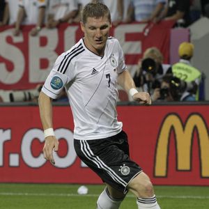 EM: Das steht auf den Schuhen von "Schweini" & Co.