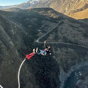Bungee: Sydney Sweeney und Scooter springen von Klippe
