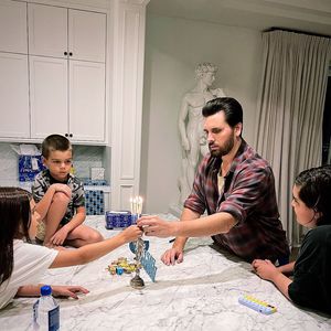 Familiär: Scott Disick feierte Chanukka mit seinen drei Kids