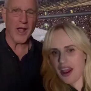 Auf ihrem Konzert: Rebel Wilson feiert mit Taylor Swifts Dad