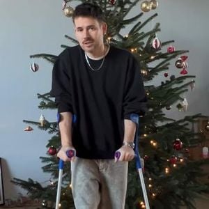 Revolverheld-Star Johannes Strate muss mit Krücken auf Tour