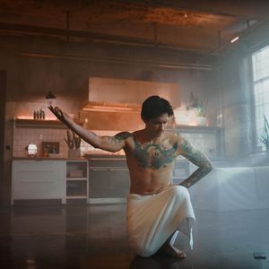 Freizügiger Spot: Hier trägt Julien Bam nur ein Handtuch!