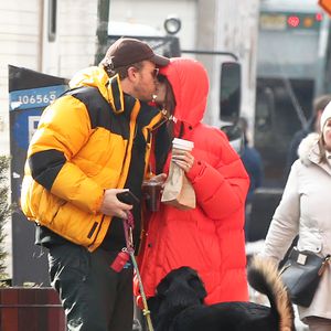 Voll verliebt: Emily Ratajkowski knutscht ihren Ehemann ab