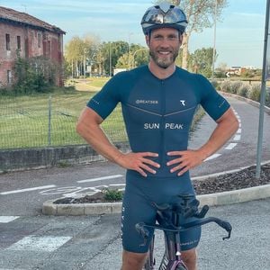 "Die Bachelors"-Sebastian sorgt in engen Hosen für Aufsehen