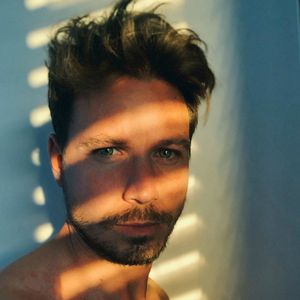 Wer posiert cooler? Basti Pannek ahmt Bild von Angelina nach