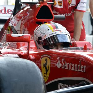 Sebastian Vettel: 21.000 Euro bringt sein Renn-Outfit ein!