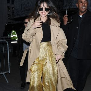 Mega-festlich! Selena Gomez rockt schillerndes Gold-Outfit!