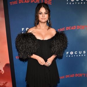 Für höhere Verkaufszahlen: Selena Gomez shoppt eigenes Album