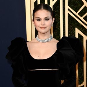 Sturz in Heels: Selena Gomez betritt SAG-Awards-Bühne barfuß