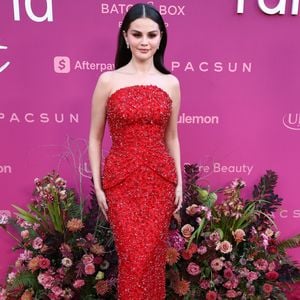 Selena Gomez glänzt im Juwelenkleid für den guten Zweck