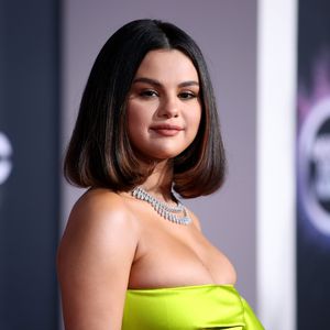 Selena Gomez strahlt bei den AMAs mit Quetsch-Brust in Neon!