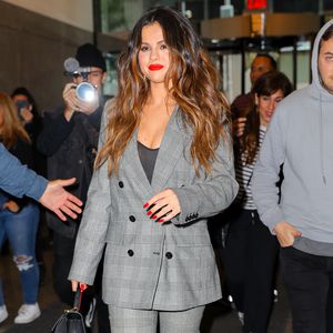 Selena Gomez setzt bei Promo-Tour auf edle Business-Looks