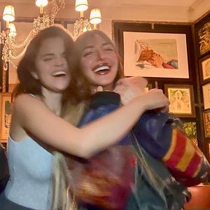 Komisch? Selena Gomez ist die BFF von The Weeknds Neuer!