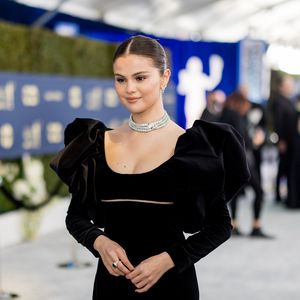 Ganz in Schwarz: So kam Selena Gomez zu Britneys Hochzeit!