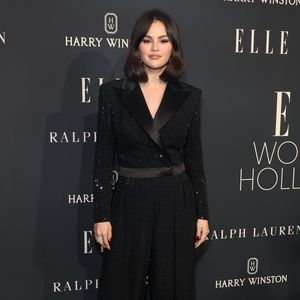 Selena Gomez strahlt bei Elle-Feier in glitzerndem Jumpsuit