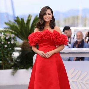 Selena Gomez erscheint in rotem Kleid zu Lil Dickys Hochzeit