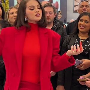 Selena Gomez begeistert in knallrotem Look bei Make-up-Event