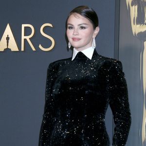 Selena Gomez strahlt in modernem Wednesday-Addams-Look