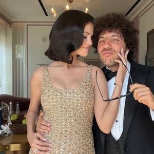 Selena Gomez glänzt in Gold auf Taylor Swifts Hochzeit
