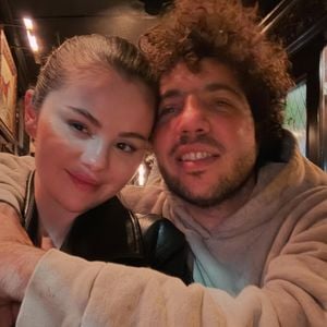 Neues Musikvideo von Selena Gomez und Benny Blanco wird heiß