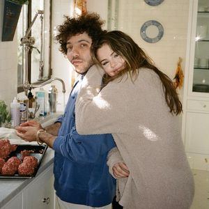 Alter Clip von Selena Gomez bringt Benny Blanco zum Weinen
