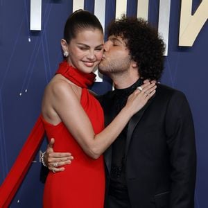 Selena Gomez und Benny Blanco turteln bei den Emmy Awards