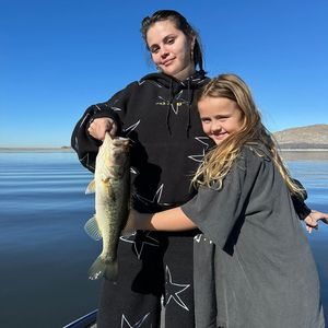 Selena Gomez geht mit ihrer kleinen Schwester auf Fischfang