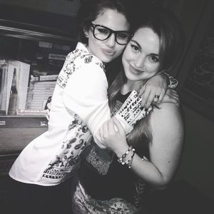 Jennifer Stone bewundert Selena Gomez' Verletzlichkeit