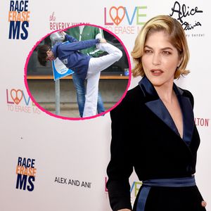 Ganz schön gelenkig: Selma Blair macht Dehnübungen im Freien