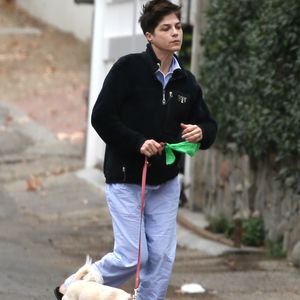 Lässig: Selma Blair genießt einen Spaziergang mit ihrem Hund