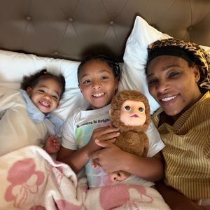 Serena Williams teilt süße Kuschelmomente mit ihren Töchtern