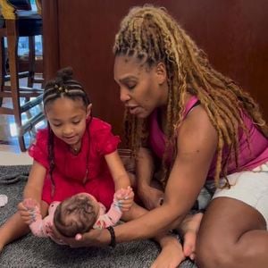 So süß kümmert sich Serena Williams' ältere Tochter um Adira