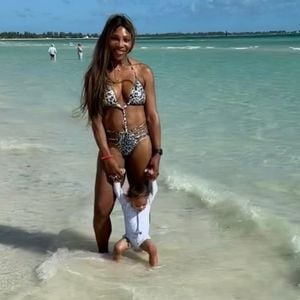 So durchtrainiert badet Serena Williams mit Adira im Meer