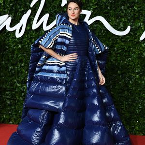 Im Schlafsack-Look: Shailene Woodley traut sich was!